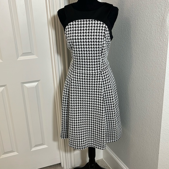 Chaps Fit & Flare Swing Houndstooth Dress Knee Sleeveless Black White Sz 10 - Picture 1 of 11